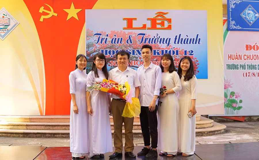 Thầy Nguyễn Mạnh Hùng và các học trò cũ của mình. Trong số đó, có nhiều em đã trưởng thành và có cuộc sống, công việc ổn định. Ảnh: NVCC.