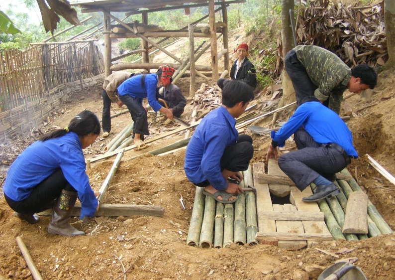 Đoàn viên tình nguyện tu sửa trường lớp học