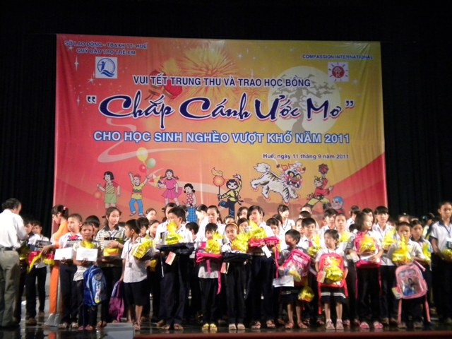 632 học sinh nghèo vượt khó trên địa bàn tỉnh Thừa Thiên – Huế được vui tết trung thu và nhận học bổng - ảnh: Song Linh