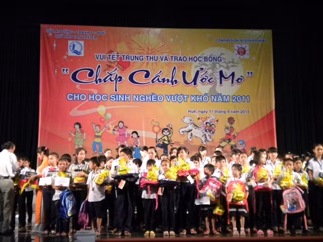 632 học sinh nghèo vượt khó trên địa bàn tỉnh Thừa Thiên – Huế được vui tết trung thu và nhận học bổng - ảnh: Song Linh