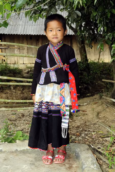 Bé gái Lào bản Nặm Đăm với trang phục truyền thống