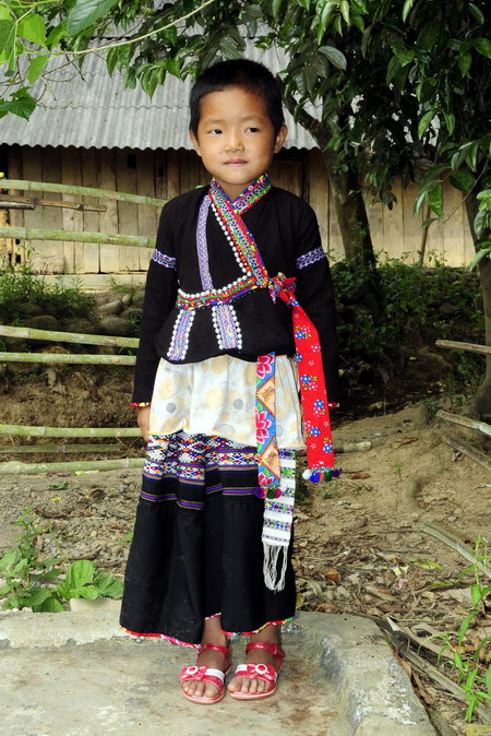 Bé gái Lào bản Nặm Đăm với trang phục truyền thống