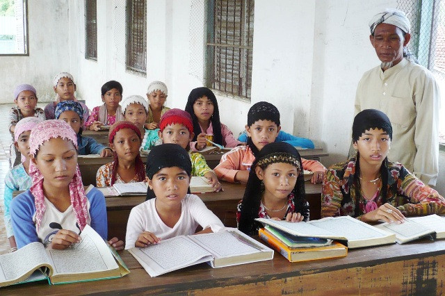 Lớp học song ngữ tiếng Việt - Chăm tại thánh đường La Ma (huyện An Phú, tỉnh An Giang).