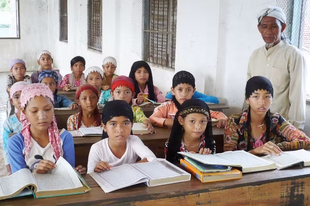 Lớp học song ngữ tiếng Việt - Chăm tại thánh đường La Ma (huyện An Phú, tỉnh An Giang).