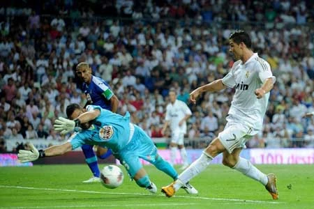 HLV Mourinho bảo vệ C.Ronaldo về quả penalty tranh cãi