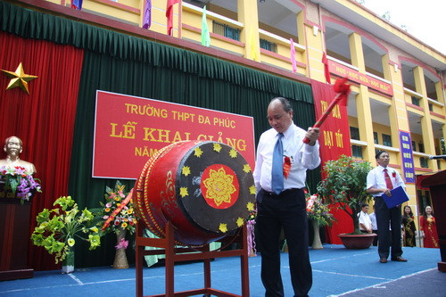 Phó Thủ tướng Nguyễn Xuân Phúc đánh trống khai giảng năm học mới 2011 - 2012 tại trường THPT Đa Phúc (Sóc Sơn - Hà Nội)