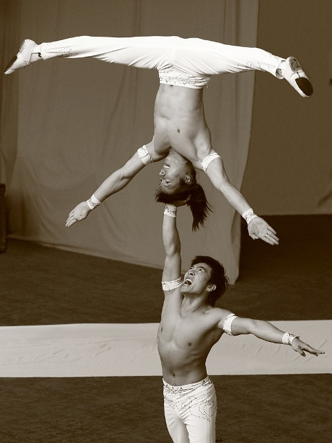 Một tư thế biểu diễn khó của hai anh em