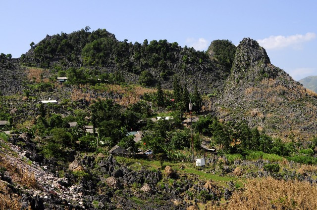 Bản làng người Mông vững chãi sinh tồn trên cao nguyên đá, nơi địa đầu cực Bắc tổ quốc