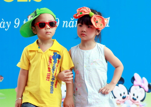 Trẻ lớp 5 tuổi của trường trong tiết mục biểu diễn thời trang tại Lễ khai trường làm cho buổi Lễ sinh động hẳn lên, lôi cuốn các bạn nhỏ khác. Ảnh, gdtd.vn