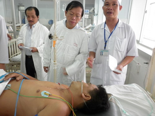 Đích thân ông Nguyễn Đức Hải, Bí thư tỉnh ủy và ông Lê Phước Thanh, Chủ tịch tỉnh Quảng Nam đến thăm và hỗ trợ các nạn nhân còn sống sốtt tại bệnh viện