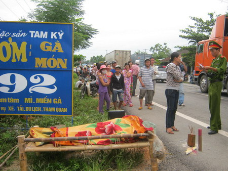 Lực lượng công an đang làm nhiệm vụ, rất đông người dân hiếu kỳ đến chứng kiến sự việc