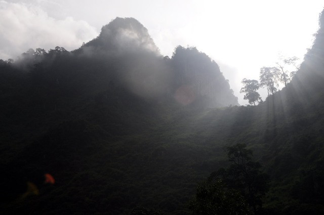 Mây nắng huyền bí trên ngọn núi cao nguyên đá…