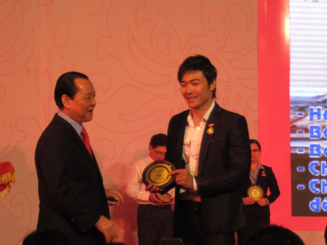 Ông Lê Thanh Hải – Uỷ viên Bộ chính trị, Bí thư Thành uỷ TP.HCM trao kỷ niệm chương cho Giang Quốc Cơ