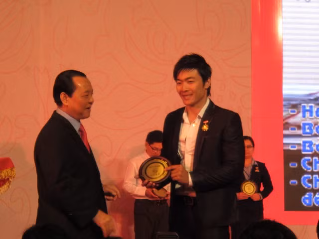 Vẻ đẹp từ "sức mạnh đôi tay" ảnh 2 Ông Lê Thanh Hải – Uỷ viên Bộ chính trị, Bí thư Thành uỷ TP.HCM trao kỷ niệm chương cho Giang Quốc Cơ