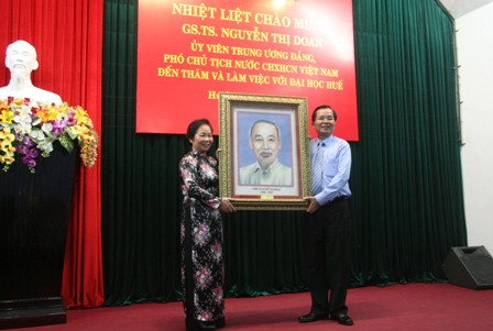 Phó Chủ tịch nước Nguyễn Thị Doan thăm và làm việc với Đại học Huế