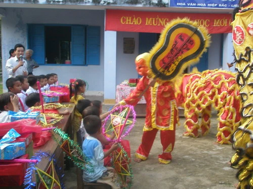 Trung thu sớm cho trẻ làng phong Hòa Vân