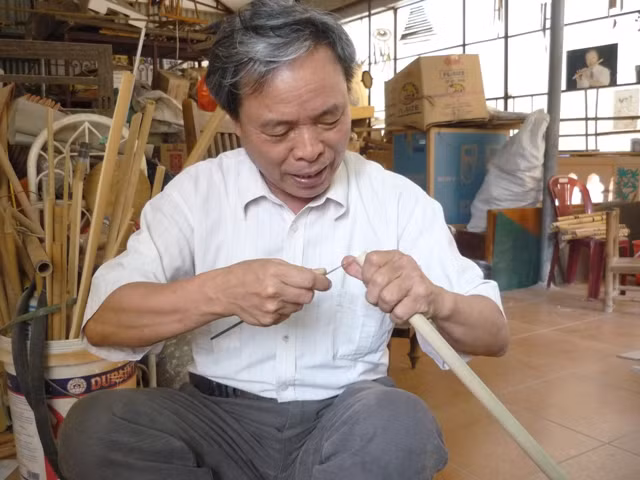 Khai phá hồn tre trúc ảnh 1 Nghệ sĩ Lê Thái Sơn đang làm một cây sáo trúc