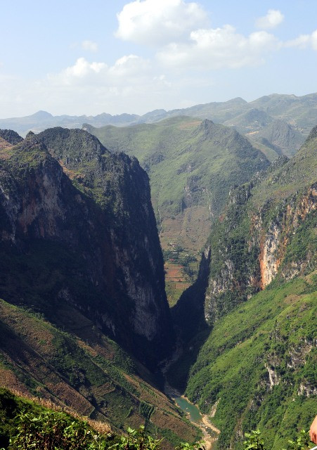 Vực sông Nho Quế là hẻm vực sâu nhất khu vực Đông Nam Á. Muốn đi trekking từ đường đèo đến mặt nước, phải mất nửa ngày.