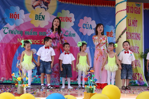 Tiết mục văn nghệ của cô, trò trong ngày khai giảng