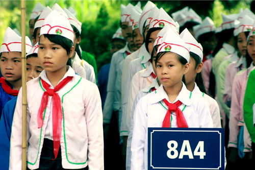 Mũ Ca-nô, khăn quàng đỏ thắm trên vai, chỉnh tề hàng ngũ trong lễ khai giảng. Ảnh, gdtd.vn