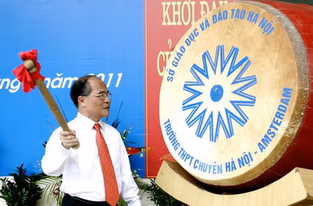hủ tịch Quốc hội Nguyễn Sinh Hùng đánh trống khai trường tại Trường THPT Chuyên Hà Nội – Amsterdam