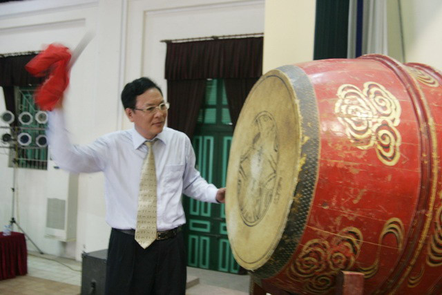 Thành tích của Trường THPT chuyên Khoa học tự nhiên là niềm tự hào cho đất nước ảnh 1 Bộ trưởng Phạm Vũ Luận đánh trống khai trường