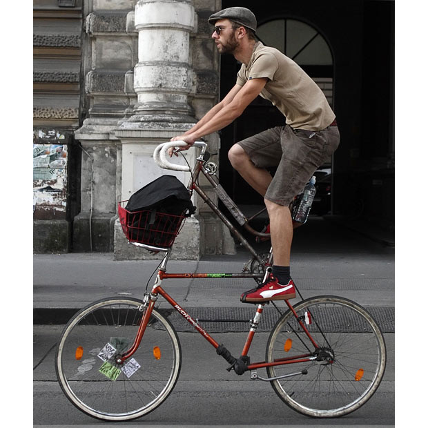 Những hình ảnh ấn tượng trong tuần ảnh 4 A man rides a custom made high bicycle on a street in Vienna