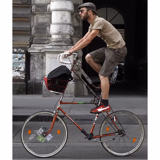 Những hình ảnh ấn tượng trong tuần ảnh 4 A man rides a custom made high bicycle on a street in Vienna