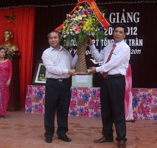 Thứ trưởng Bộ GD&ĐT Nguyễn Vinh Hiển tặng hoa chúc mừng nhà trường nhân dịp khai giảng năm học