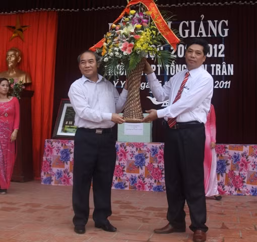 Thứ trưởng Bộ GD&ĐT Nguyễn Vinh Hiển tặng hoa chúc mừng nhà trường nhân dịp khai giảng năm học