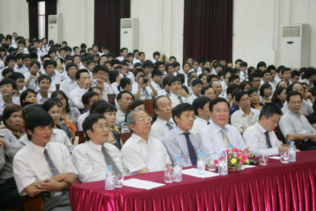 Thành tích của Trường THPT chuyên Khoa học tự nhiên là niềm tự hào cho đất nước ảnh 2 Các quan khách và đông đảo học sinh tại lễ khai giảng