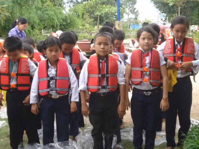 Tặng cặp phao cứu sinh cho học sinh vùng lũ