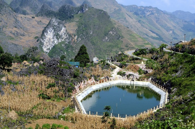 Nơi đây nhiều năm trước từng khô khát triền miên, nay đã xuất hiện những hồ treo do Thủ tướng chính phủ tặng đồng bào. Nguồn nước quý giá này được trông coi cẩn thận để người dân sử dụng làm nước ăn hàng ngày.