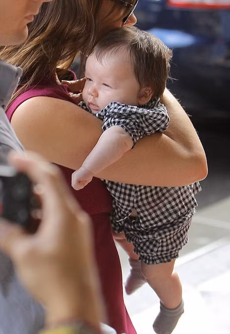 Victoria Beckham ôm công chúa nhỏ tới Tuần lễ thời trang New York ảnh 2 Mô tả ảnh.