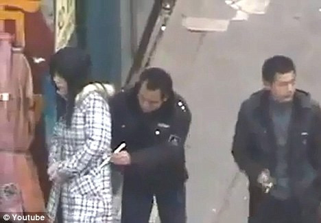 Trung Quốc: Những tên trộm trâng tráo dùng đũa hành nghề (video)