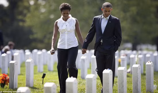 Vợ chồng Tổng thống Obama thăm mộ các nạn nhân
