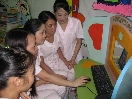 Các cô giáo Trường MN Hoa Sen (Vinh, Nghệ An) trao đổi với nhau cách chuẩn bị tiết dạy trên máy vi tính