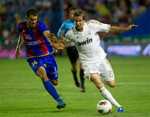 Các cầu thủ Real bất lực trước hàng thủ của Levante