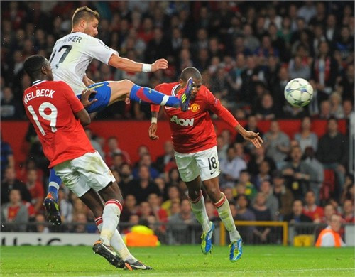 Sự chủ quan nơi hàng thủ đã suýt khiến Man United phải trả giá