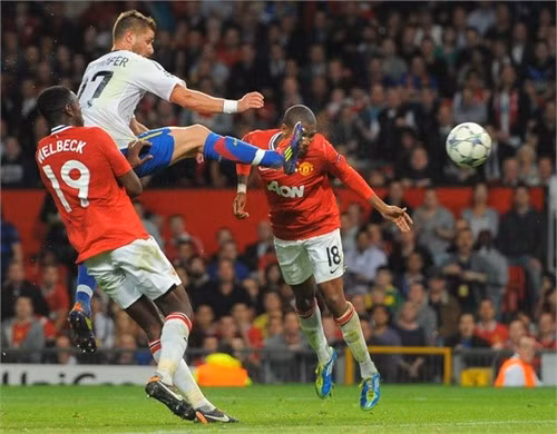 Sự chủ quan nơi hàng thủ đã suýt khiến Man United phải trả giá