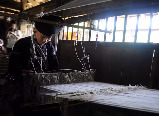 Việc chính của phụ nữ Lào là kéo sợi