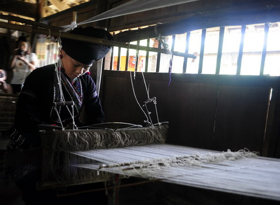 Việc chính của phụ nữ Lào là kéo sợi