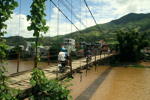 Chiếc cầu treo nằm ngay trung tâm huyện Sông Mã được làm từ những năm 90. Ảnh, gdtd.vn