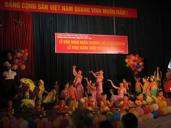 Cô và trò trong ngày vui tròn 10 tuổi. Cô và trò Trong ngày vui tròn 10 tuổi.