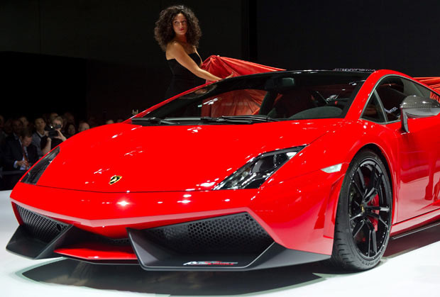 A hostess uncovers the new Lamborghini Gallardo LP570-4 Super Trofeo