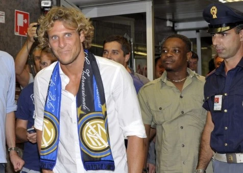 Tân binh Diego Forlan không được dự Champions League cùng Inter