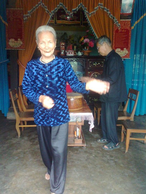 Một thành viên cao niên của CLB đang ra bộ hát khoan chèo cạn 