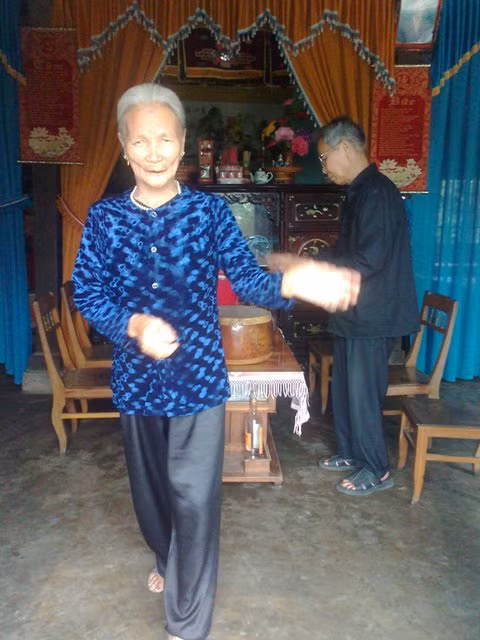 Hò biển Nhân Trạch ảnh 2 Một thành viên cao niên của CLB đang ra bộ hát khoan chèo cạn