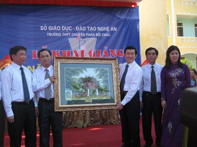 Phấn đấu làm giầu thêm truyền thống trường THPT chuyên Phan Bội Châu ảnh 4 Chủ tịch nước trao quà cho Trường