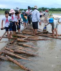 Nhiều nơi học sinh không đến trường được vì mưa lũ (ảnh MH) Nhiều nơi học sinh không đến trường được vì mưa lũ (ảnh MH)